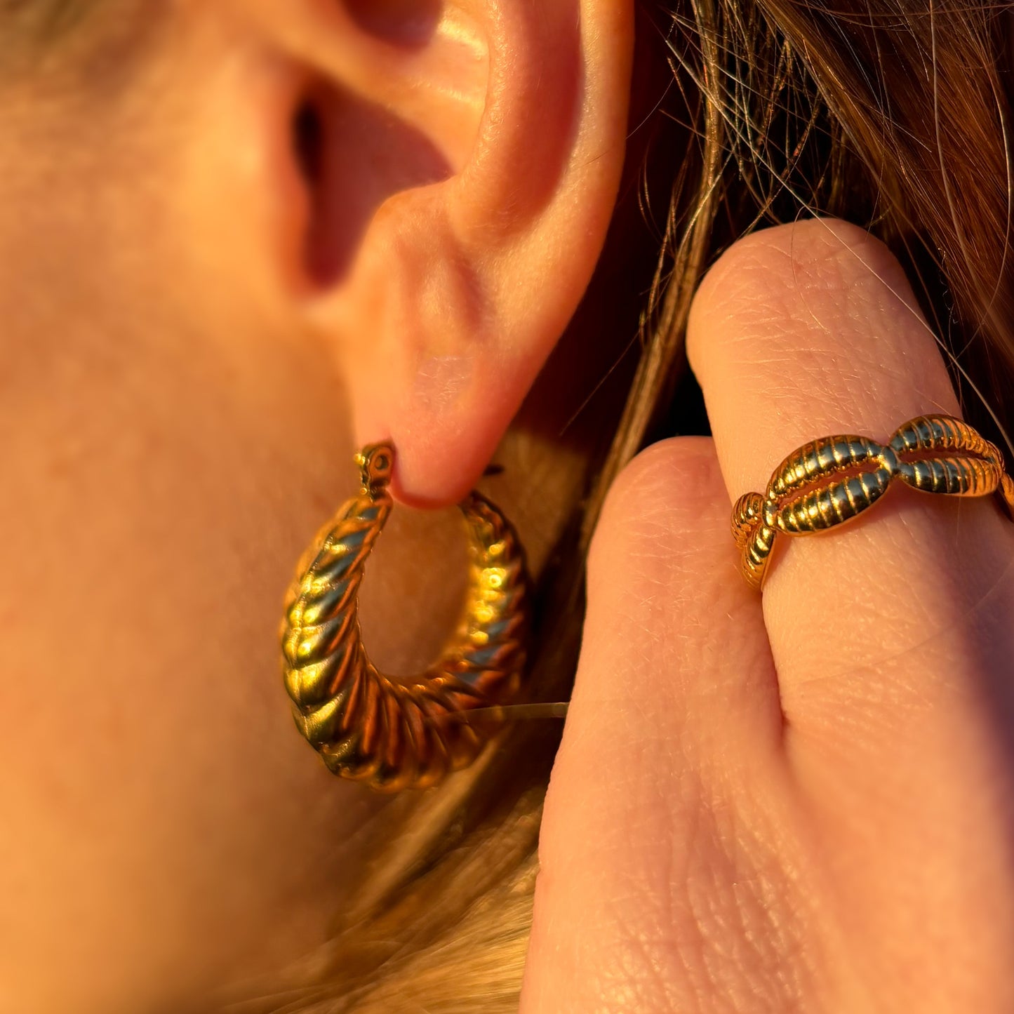 look bijoux de soirée d'été, bague et boucles d'oreilles tendance