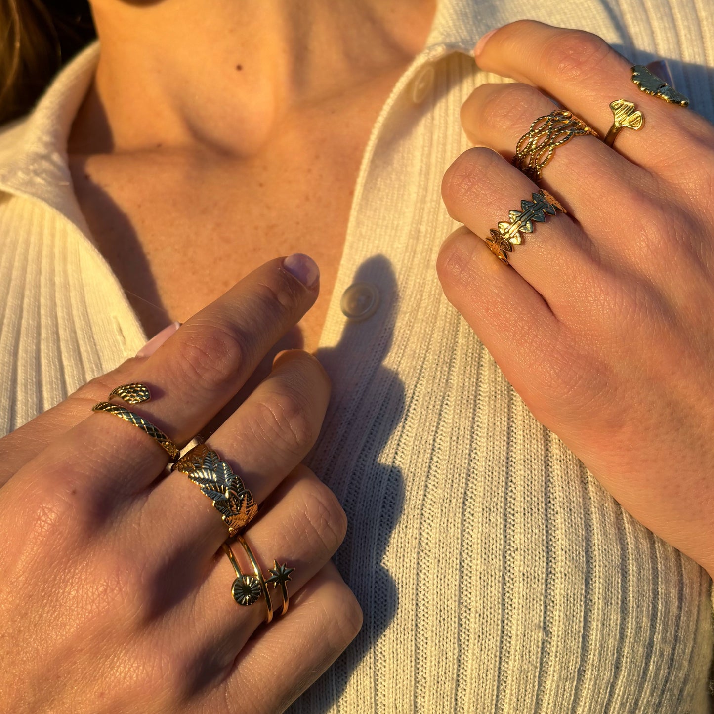 accumulation de bagues dorées pour un look bohème et vacances