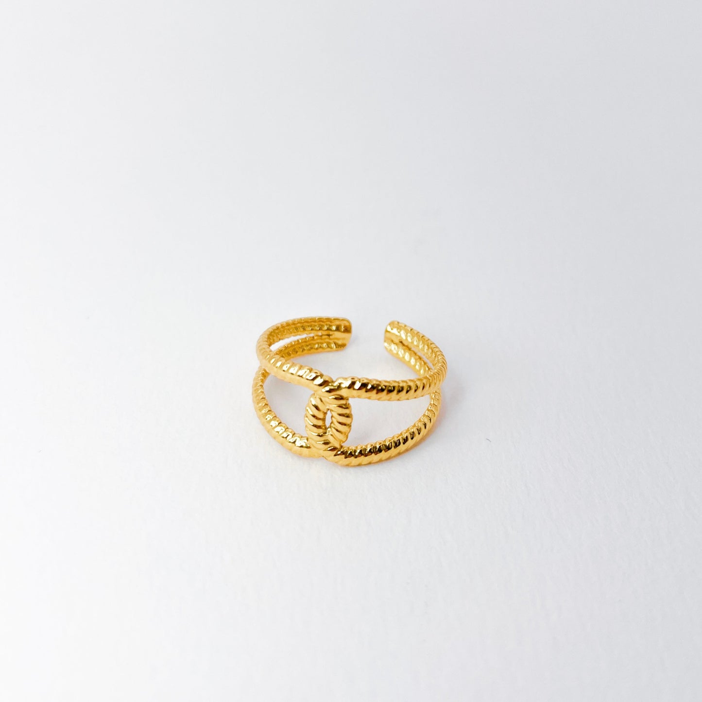 bague double rangs entrecroisés au milieu. détails texturés. acier inoxydable doré waterproof et résistant. bague tendance