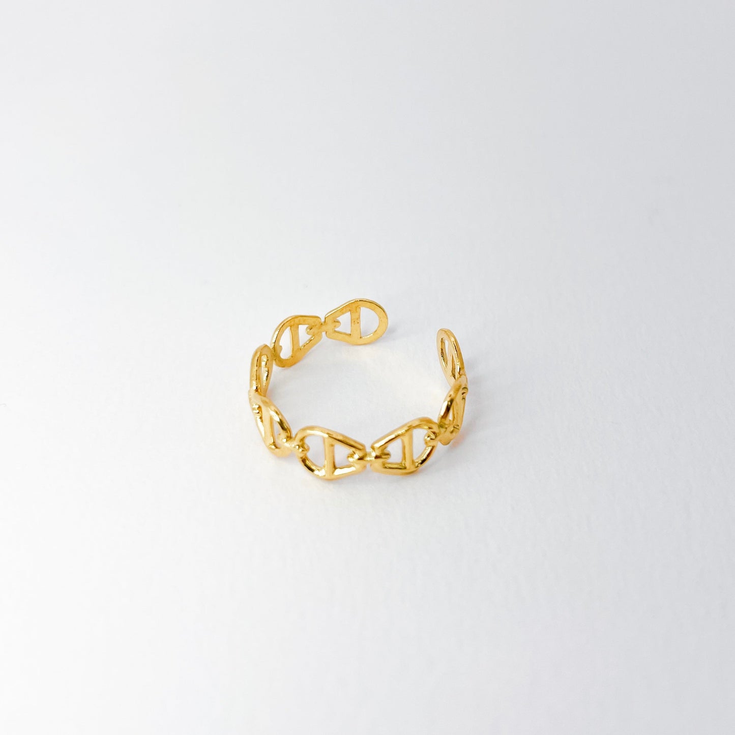 Bague en acier inoxydable doré. bague avec motif en D.