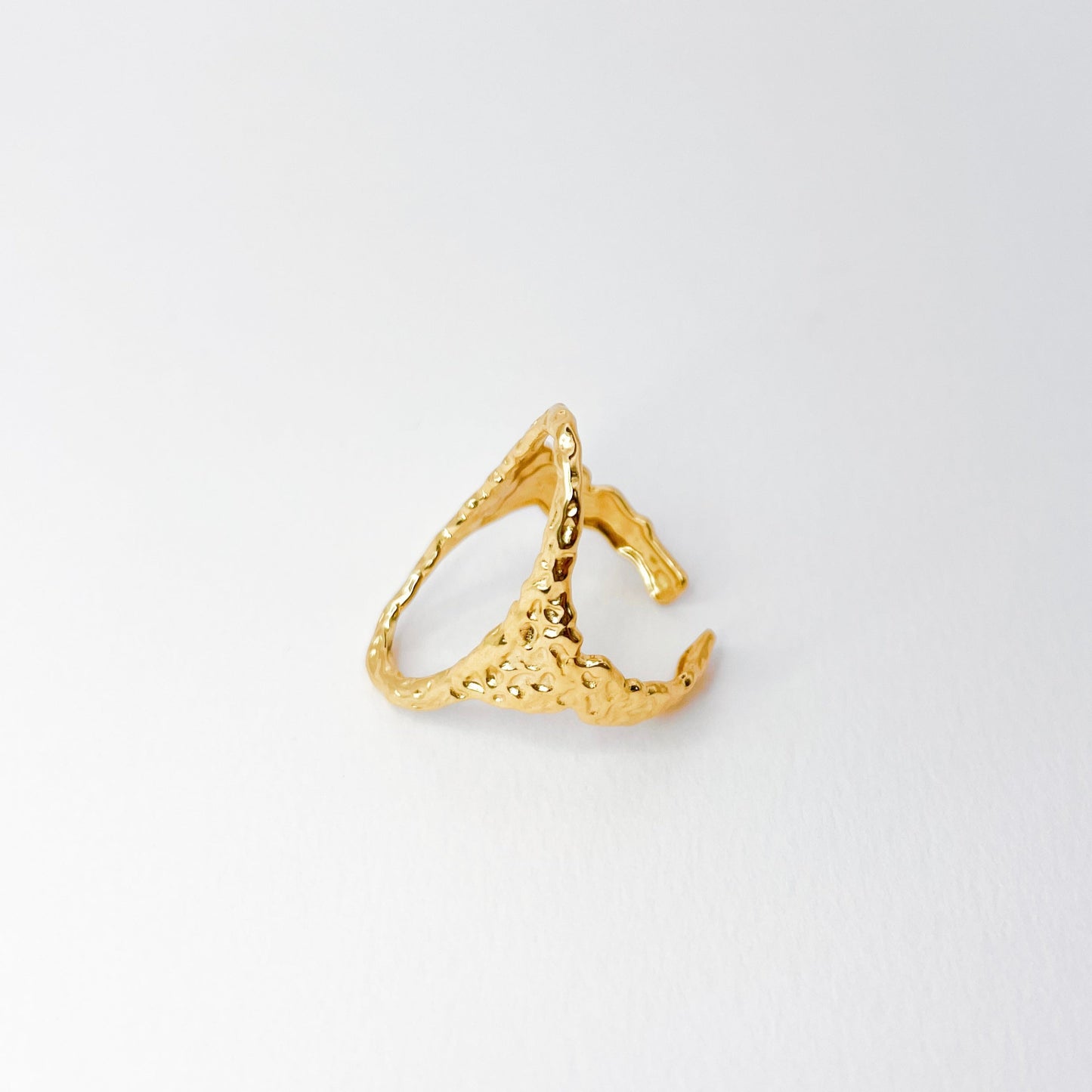Bague en acier inoxydable dorée, texture irrégulière, résistante à l'eau et au quotidien
