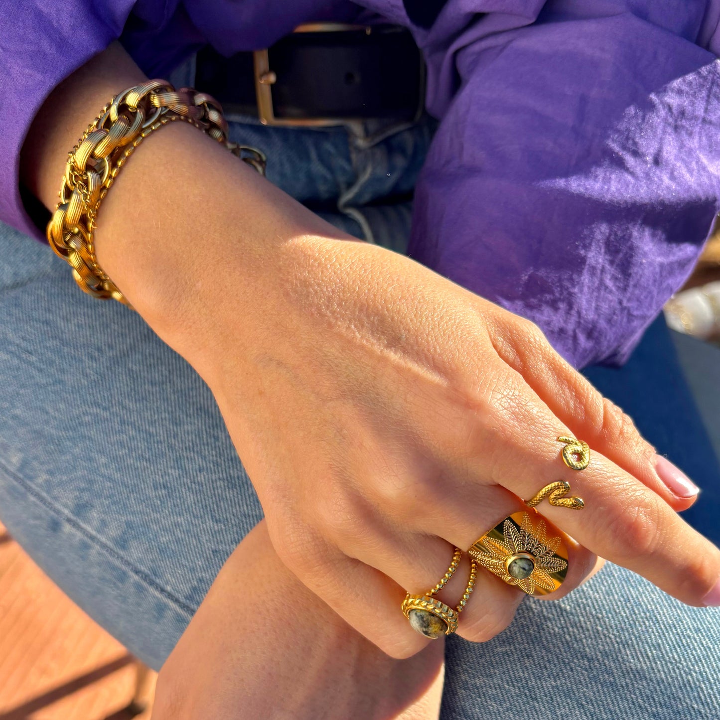 accumulation de bagues fantaisies en acier inoxydable doré, style bohème pour un look moderne.