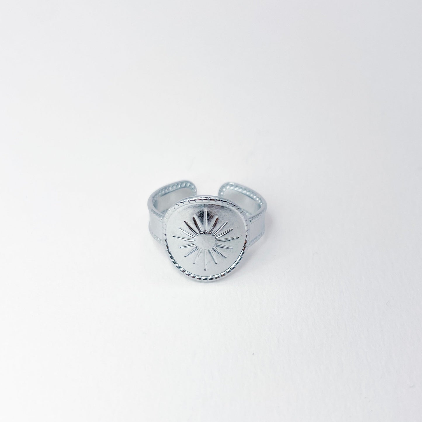 bague soleil en acier inoxydable argenté avec effet perlé. symbolique et tendance