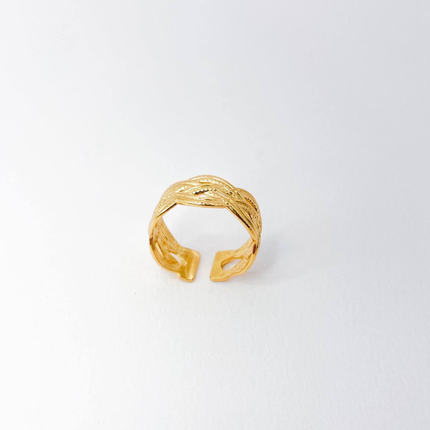 bague au design texturé en acier inoxydable dorée. waterproof et résistante, s'ajuste facilement au doigt. légère et agréable à porter