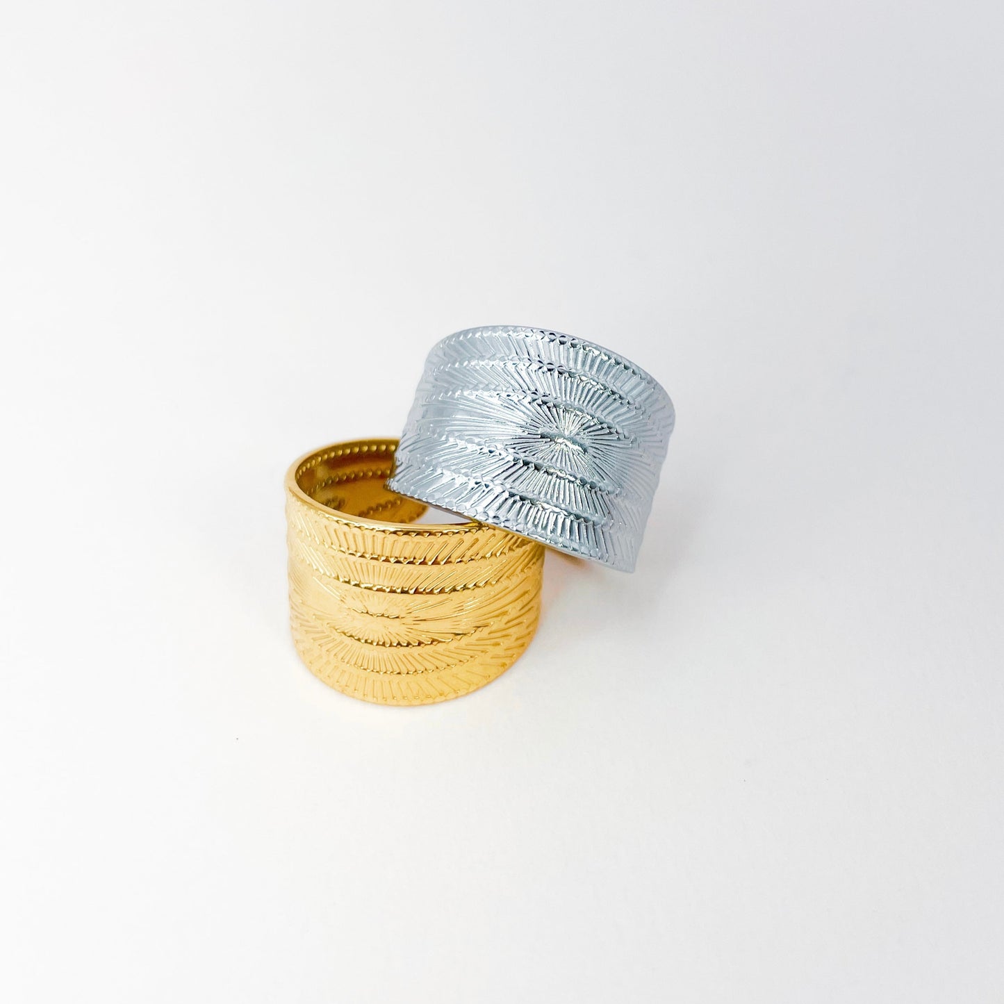 larges bagues manchettes texturées en acier inoxydable doré et argenté.