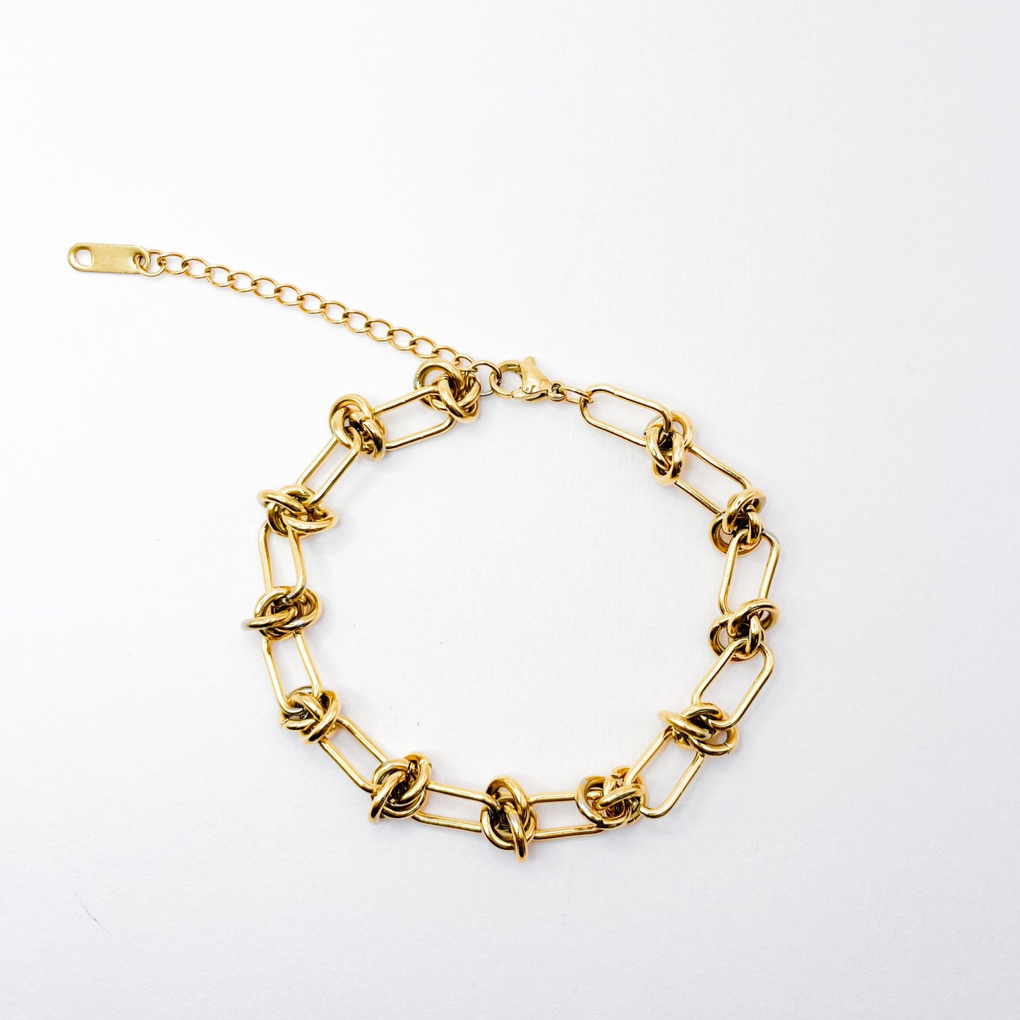 Bracelet à maillons nouées en acier inoxydable doré. stylé et tendance, waterproof. Bijoux fantaisie de qualité