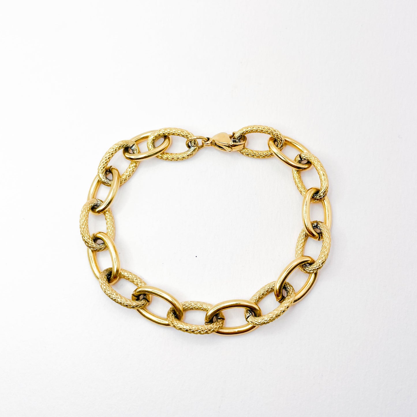 bracelet maillons dores textures et lisses en acier inoxydable doré. bracelet tendance. Bracelet fantaisie de qualité
