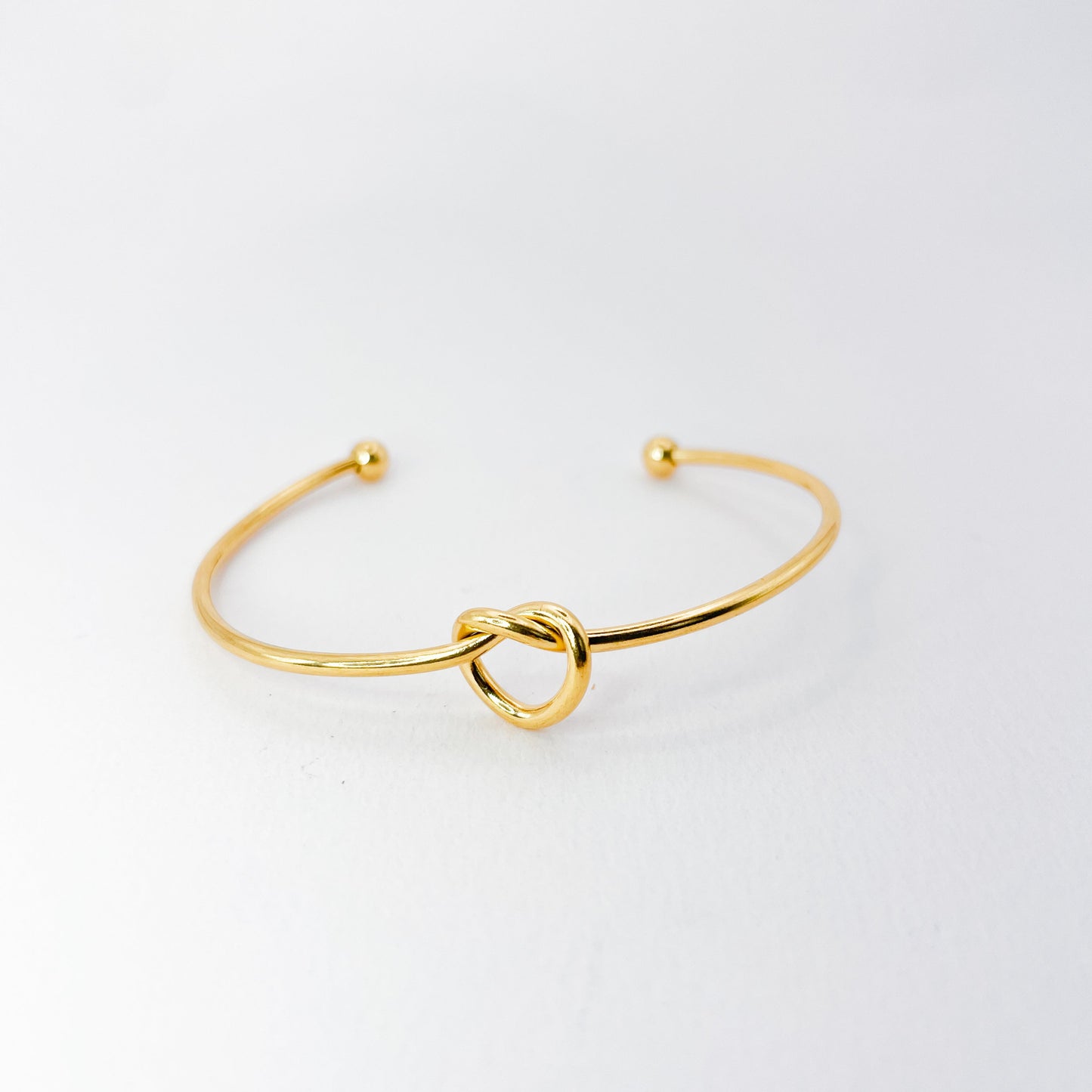 bracelet jonc doré ajustable au poignet. Ne rouille pas, ne noircit pas
