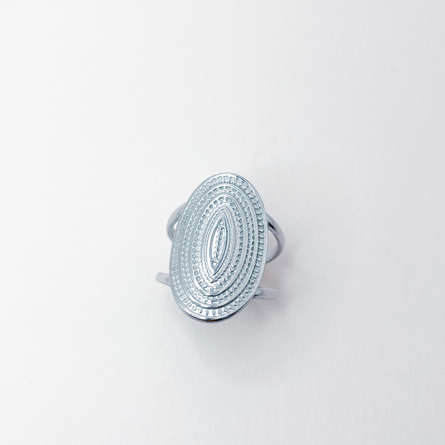 bague ovale argentée et poinçonnée. Acier inoxydabe. bijoux tendance resistant à l'eau