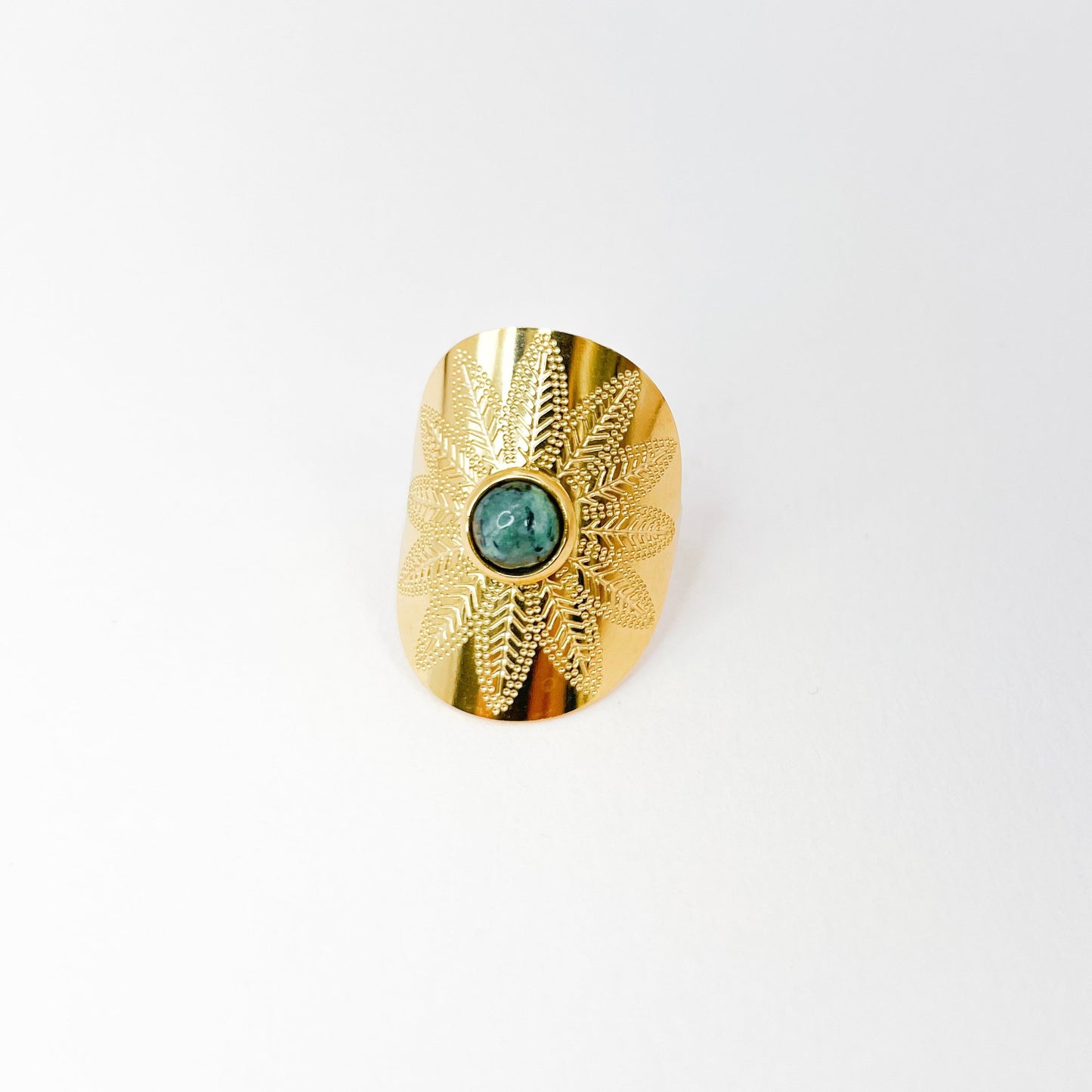 grosse bague a motifs végétaux avec pierre naturelle de turquoise africaine. Acier inoxydable doré résistant et waterproof. bijoux tendance et bohème