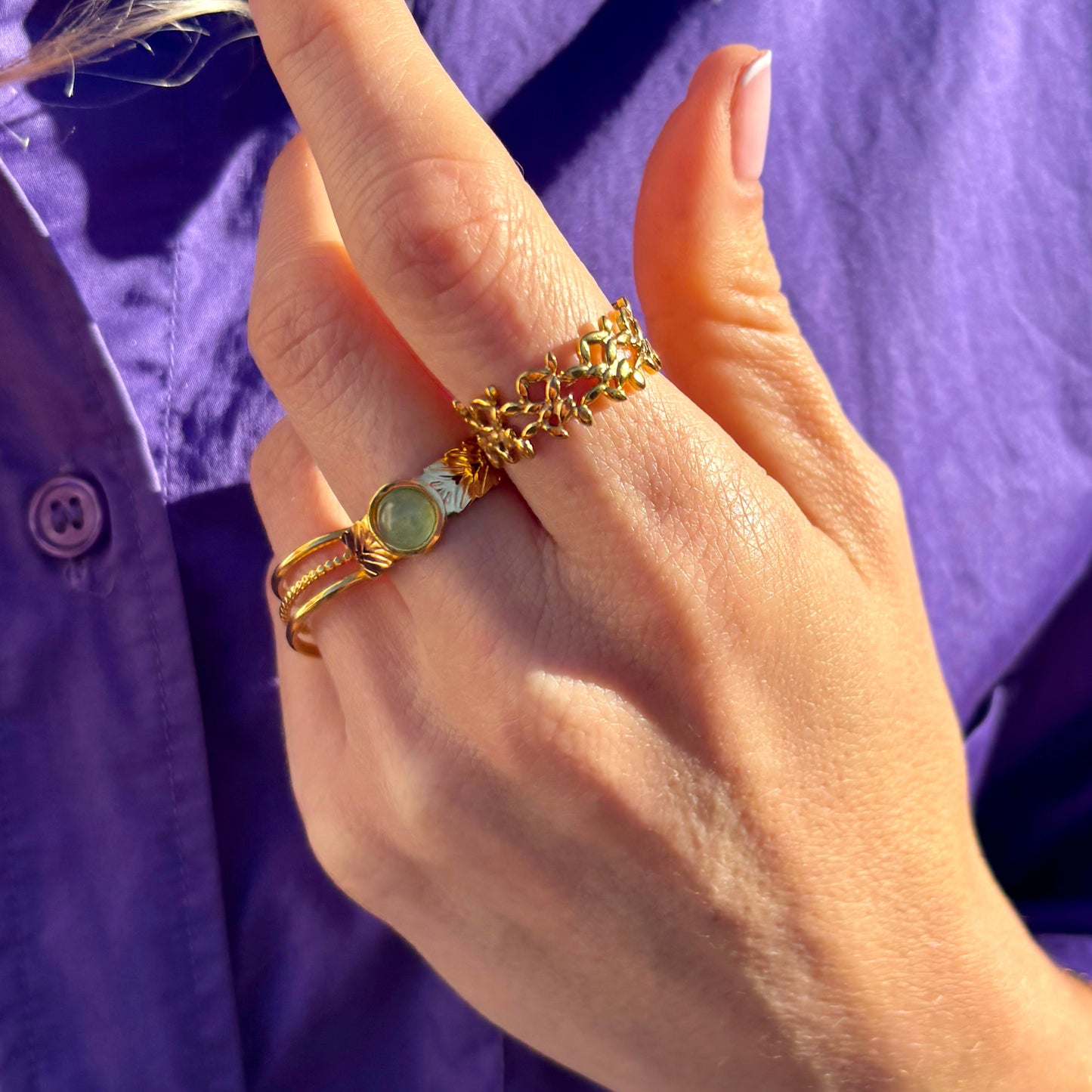 inspiration look avec bague 3 rangs minimaliste en acier inoxydable doré. ajustable et waterproof. bijoux de soirée ou du quotidien