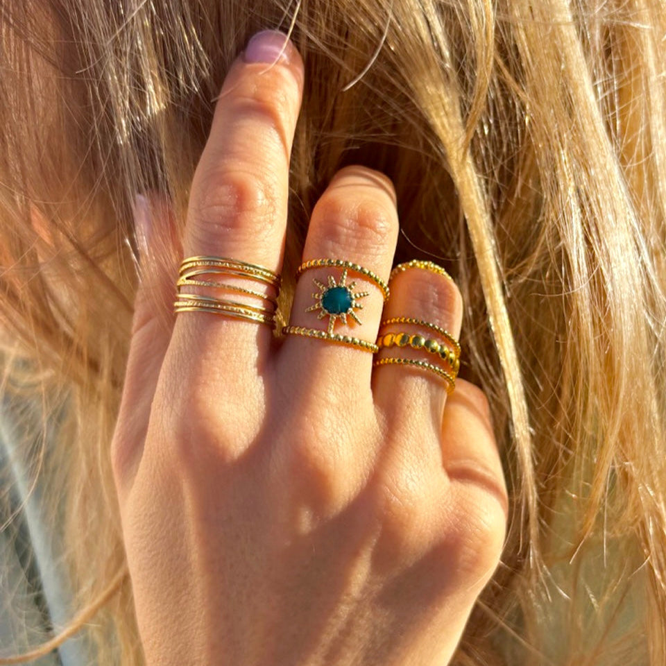 porter des bagues tendance avec style. bijoux de qualité à petit prix