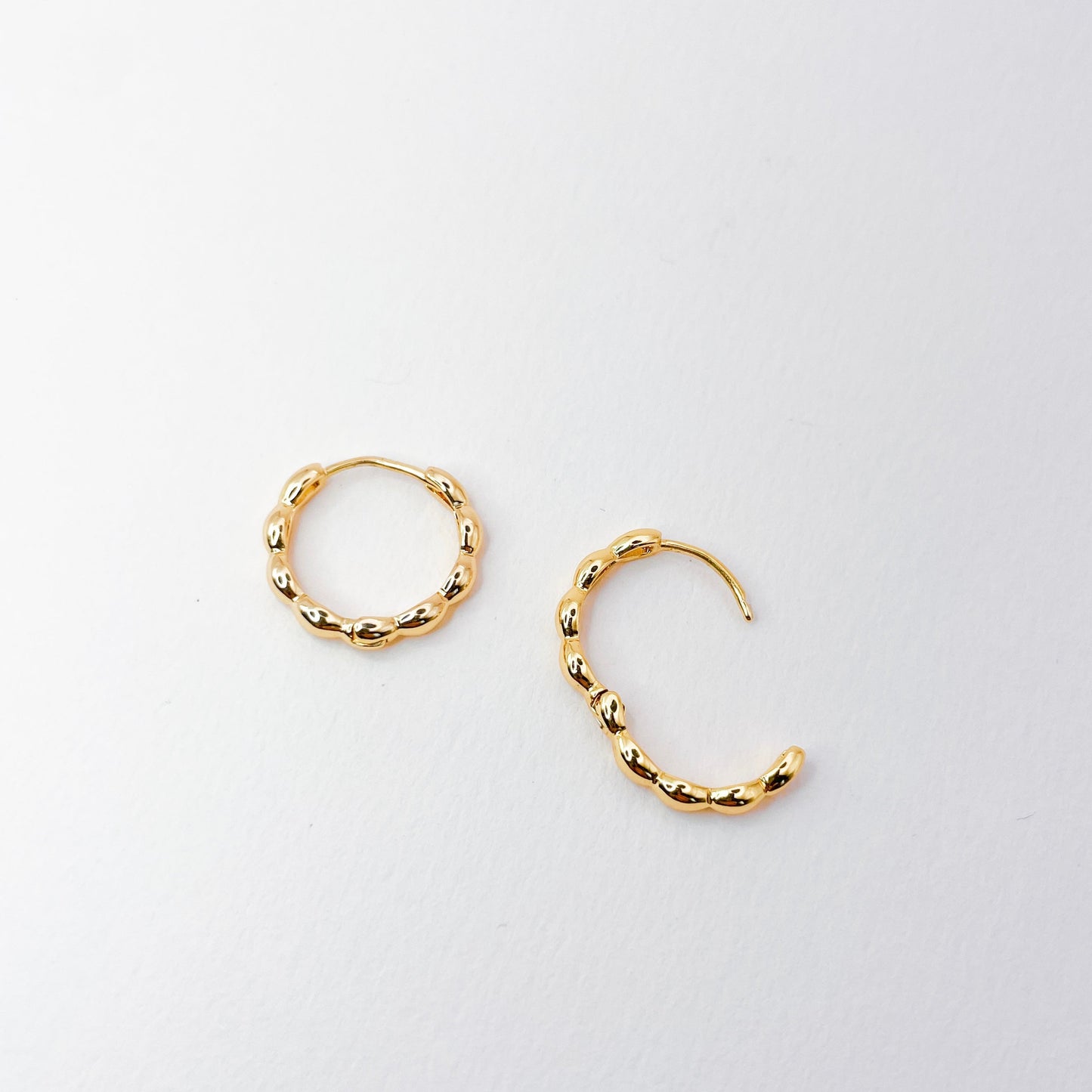 mini créoles irrégulières dorée, résistantes à l'eau. bijoux fantaisie de qualité. boucles d'oreilles tendance