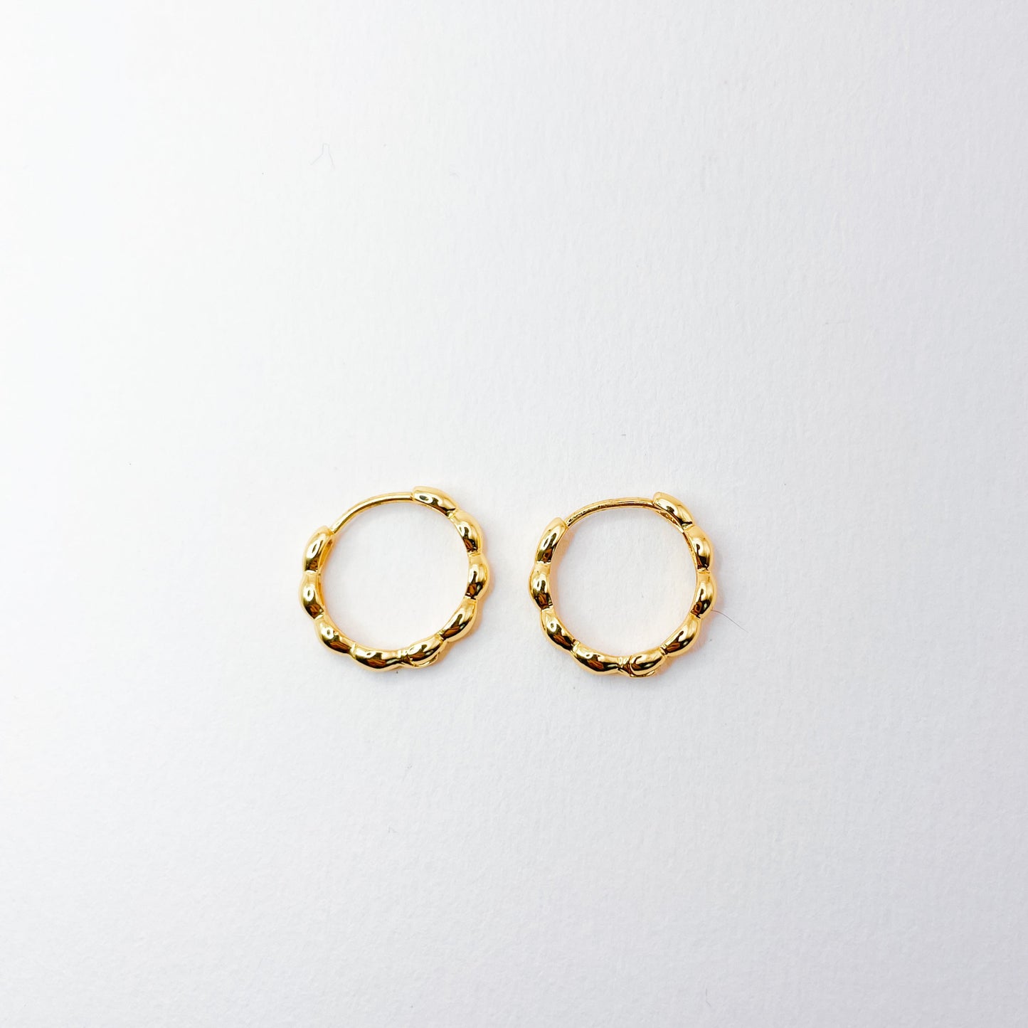 petites créoles irrégulières dorées minimalistes et waterproof