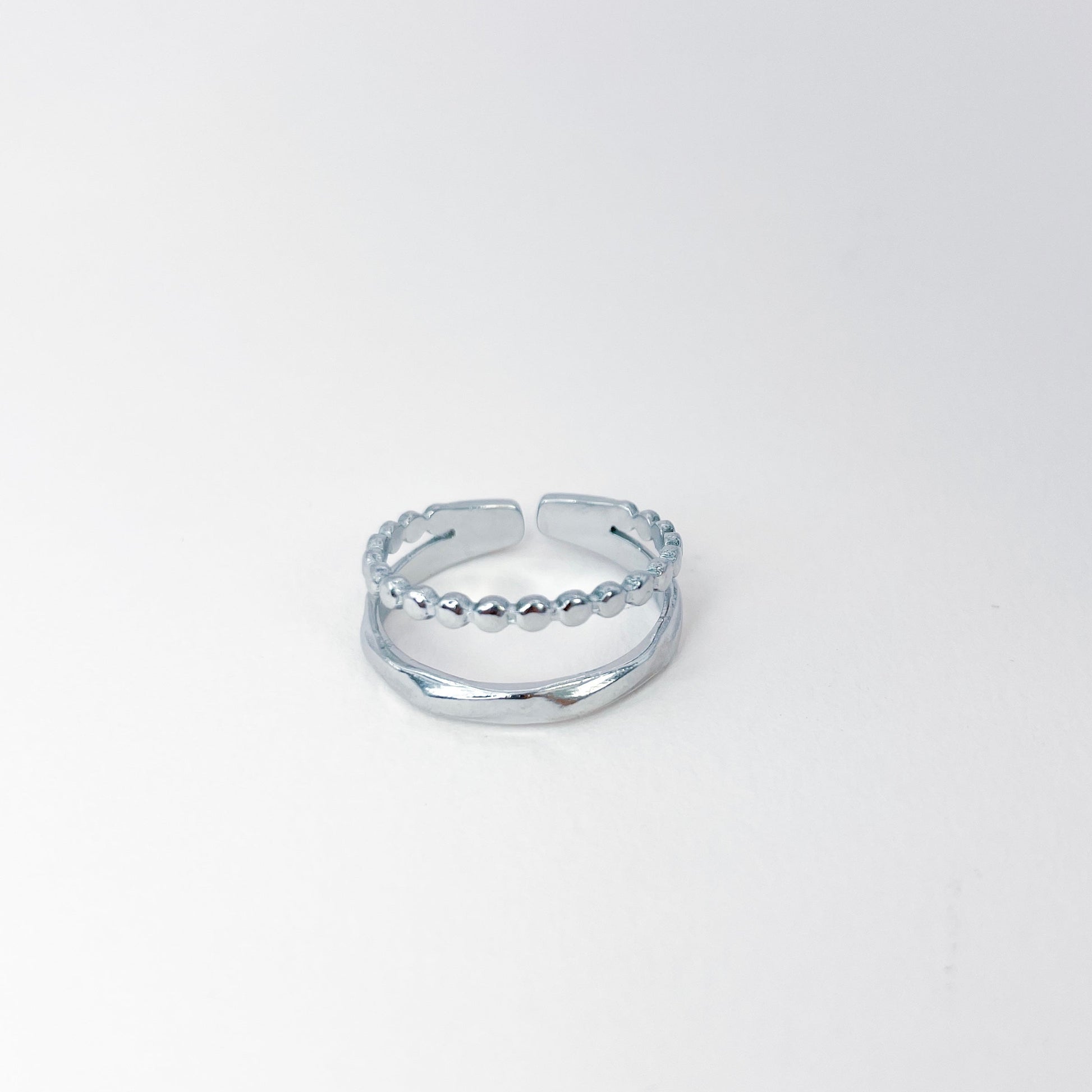 bague en acier inoxydable argenté double rangs. effet ondulé et perlé pour un look tendance