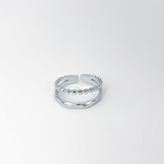 bague en acier inoxydable argenté double rangs. effet ondulé et perlé pour un look tendance