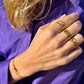 Bagues portées en accumulation. look chic et tendance. bijoux en acier inoxydable de qualité