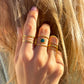 Look trendy avec bagues dorées. bijoux fantaisie de qualité.