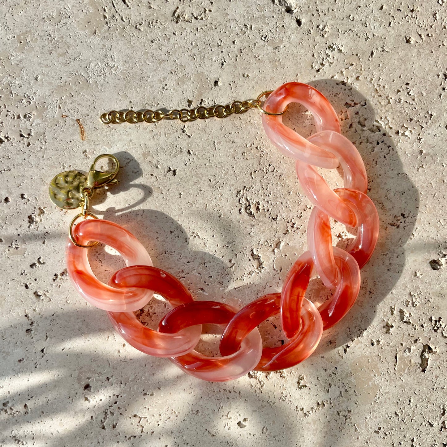 Bracelet rouge rose à gros maillons acryliques. bijoux chic et tendance waterproof