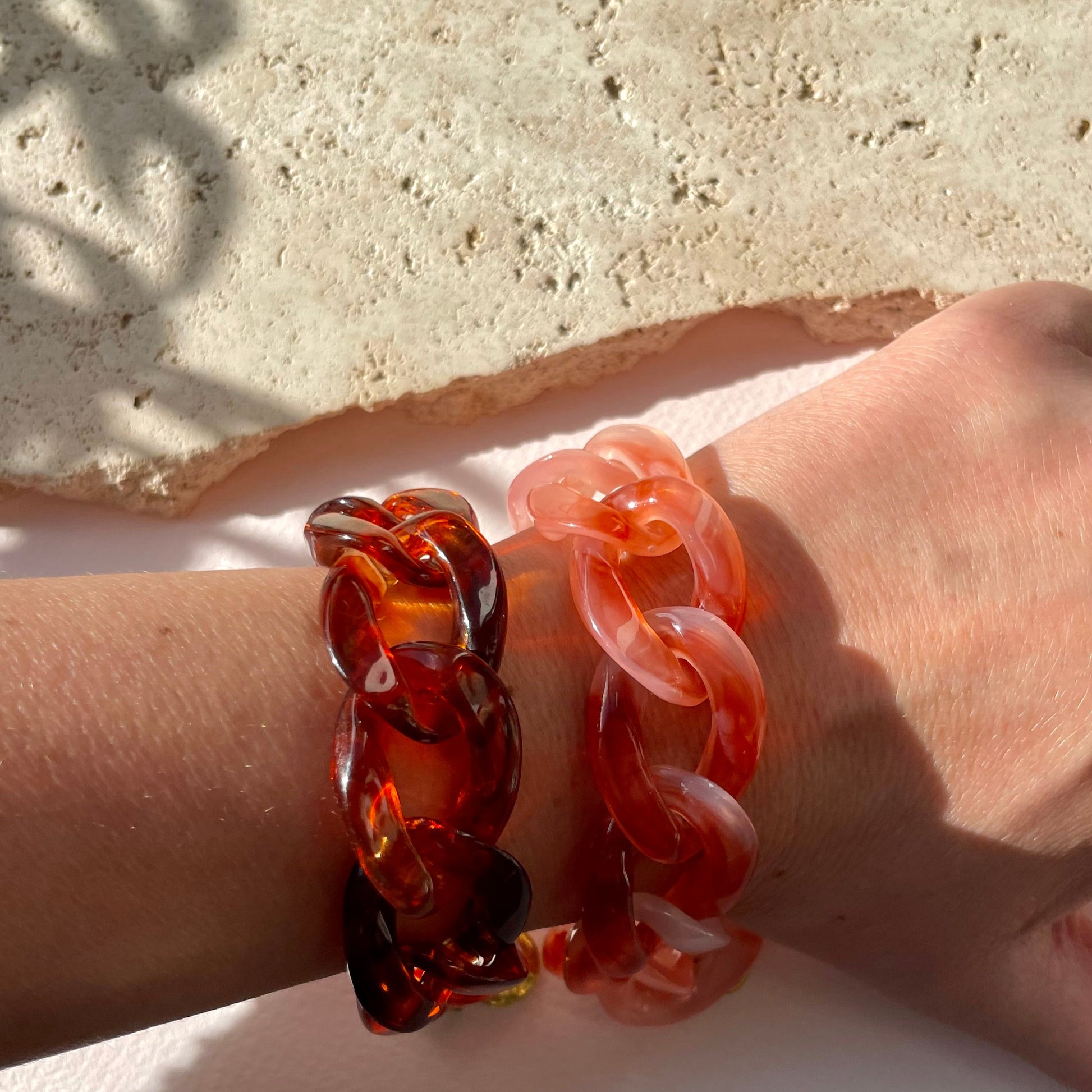 Bracelets rose rouge à grosses maille acryliques. bijoux chic et tendance waterproof style vanessa baroni