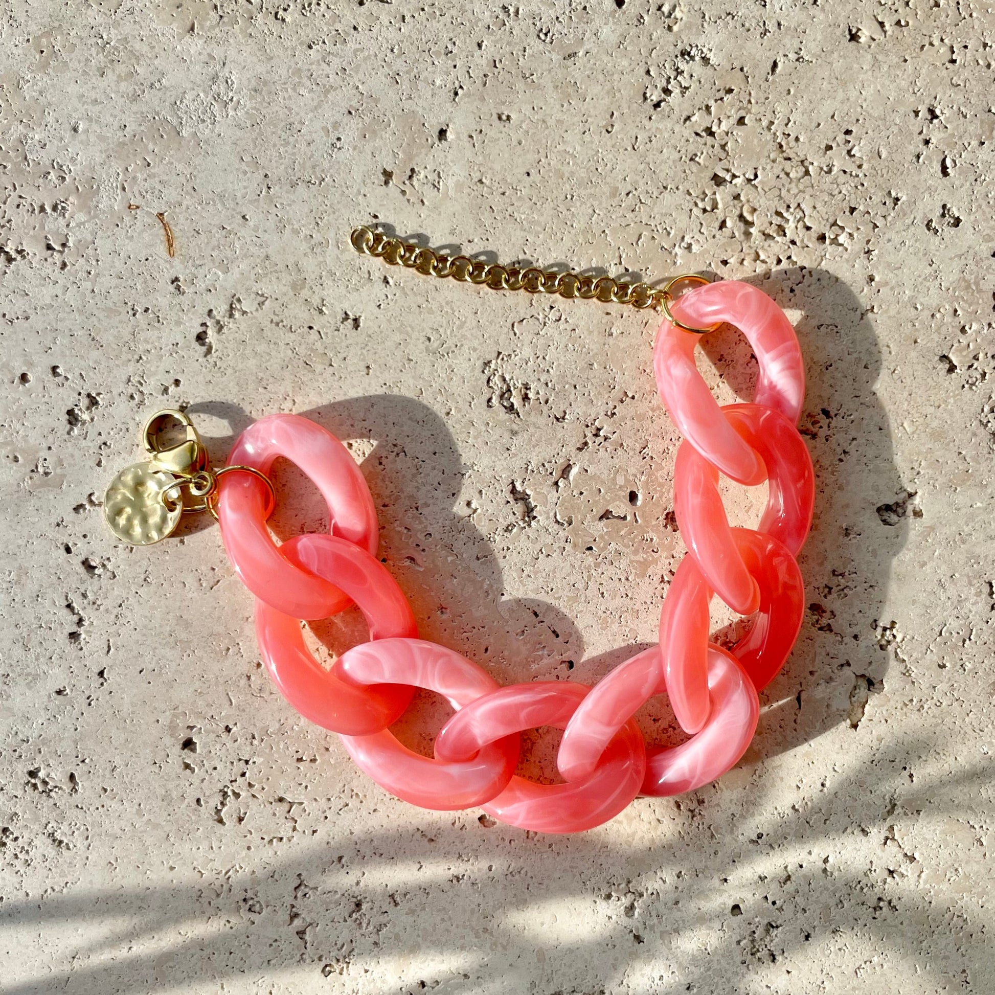 Bracelet rose corail à gros maillons acryliques. bijoux chic et tendance waterproof