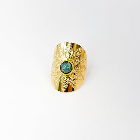 grosse bague a motifs végétaux avec pierre naturelle de turquoise africaine. Acier inoxydable doré résistant et waterproof. bijoux tendance et bohème