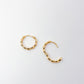 mini créoles irrégulières dorée, résistantes à l'eau. bijoux fantaisie de qualité. boucles d'oreilles tendance